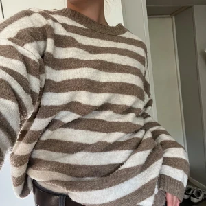 Stickad tröja - Supermysig randig stickad tröja. 
