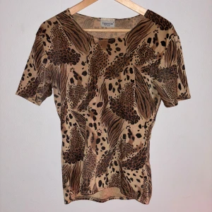 Leopard T-shirt  - As snygg T-shirt från märket cappuccini