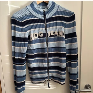 Bdg jeans kofta - As snygg passform, också väldigt skön. Använd en gång. Passar både M och L. Köpt på Urban outfiters 