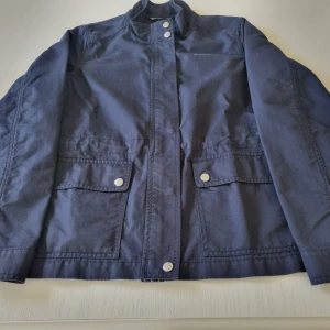 Gant flicka barn jacka höstjacka  - Gant höstjacka, marinblå, 158/168cm, 13-14 år. Som nu. Måttligt använd. Ej solkig eller urtvättad. Nedifrån- nacke 62 cm, axel-axel 39 cm.