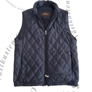 Oscar Jacobson Väst - Tjena! Säljer nu denna stört feta västen ifrån Oscar Jacobson som kommer i ett riktigt bra skick! Storleken är 50 vilket är motsvarande M, passar S lika bra! Vilket är det jag brukar köra på och sitter mycket bra på mig! Hör av dig vid funderingar!!🤙