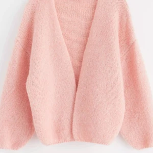 Kofta  - Säljer denna helt nya kofta från Lindex då den inte kommer till användning! Den är i storlek M/L men skulle säga att den sitter som en S. Hör av er om ni har några frågor.