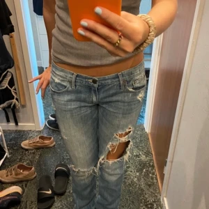 Abrecrombie & Fitch jeans  - Säljer mina snygga lågmidjade jeans med hål!  Dom är storlek 28/35💗 Jätte fina jeans som inte är bootcut men inte häller skinny! Fråga privat om mått💗 