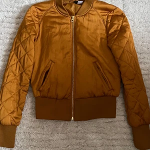 Bomber jacket - Har lite små imperfektioner men ej märkbart 