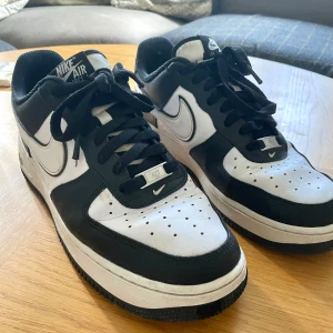 Nike Air Force 1 - Svarta och vita Nike Air Force 1 '07 i storlek 42,5. Har haft dem en del men inte jättemycket. Pris kan diskuteras.