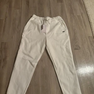 Lacoste Byxor L - Lacoste byxor L aldrig använt Pris kan diskuteras vid snabb affär