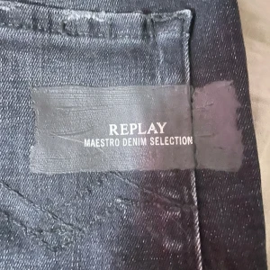 Helt nya replay jeans - Tjena! Säljer nu mina replay jeans som har använts 3 ggr. Storleken är 28/30 och skicket är 10/10 nypris 899kr/  Skriv till mig vid minsta fundering eller fråga!