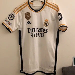 Real Madrid tröja (Bellingham 5) - Säljer min real Madrid tröja som är i nyskick. Det är storlek S. Pris kan sänkas vid snabb affär. Hör av er vid frågor.