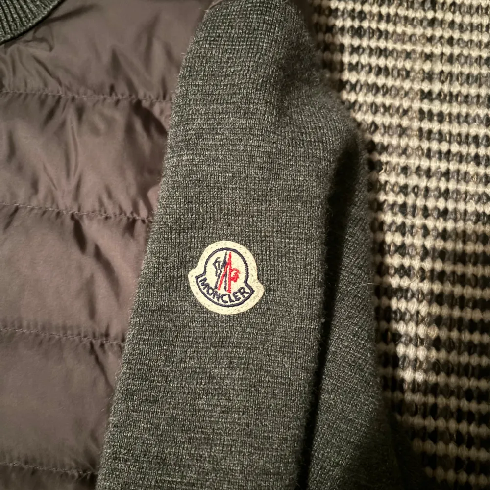 Tja, säljer nu denna sjukt feta Moncler Cardiganen som är i nyskick. Perfekt nu till hösten. Storlek M men passar S. Hör av dig vid minsta lilla fråga eller fundering!😄. Jackor.