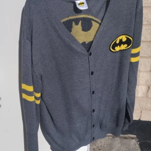 Batman Cardigan - Tröja - storlek L -  Endast testad -  - Batman cardigan storlek Large  endast testad, nyskick  stickad finmaskat material eller vad man kallar det :) 