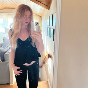 Blus - Säljer denna superfina blus perfekt till hösten🍂🤎Den är i storlek S och knappt använd (har likadan i vit till salu). Köpte för 350💞 Skriv vid funderingar! 