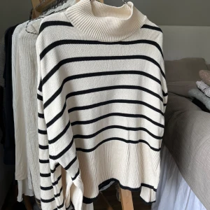 Randig stickad tröja från Gina Tricot - Säljer en superfin randig tröja från Gina Tricot i storlek XS, passar även S. Tröjan är stickad och har långa ärmar, samt slits på sidorna! Perfekt för höst och vinter 🍂❄️Aldrig använd!
