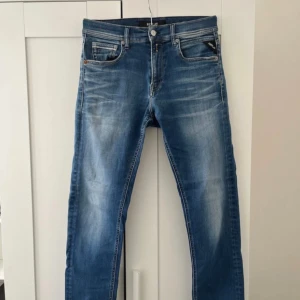 Replay Jeans - Säljer dessa nästan oanvända replay jeans då de är för små Storlek: W29 L32  Nypris: 1495 :- 