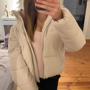 Beige jacka  - Beige jacka perfekt för höst och vinter! Nyskick🤗