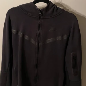 Nike tech fleece  - Bra skick. Blivit för liten för mig. Fin Nike tech fleece med bra skick, inte använd så mycket.