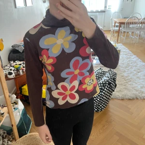 Polotröja - Brun polotröja med blommor på