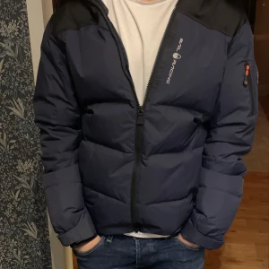 Sail racing jacka - Säljer min jacka som jag använde förra vintern som nu inte längre passar. Ny pris: 4000, tar emot prisförslag och skriv till mig om det är några frågor om jackan😊