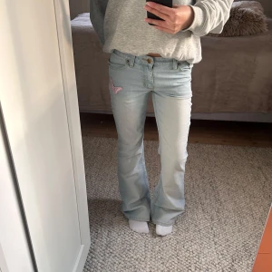 Lågmidjade jeans - Så så snygga jeans! Midjemåttet tvärs över är 34cm och innerbenslängen är 78cm💕