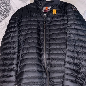 Parajumper jacka - Nyskick knappt använd kvitto finns nypris 3999 öppen för byten också