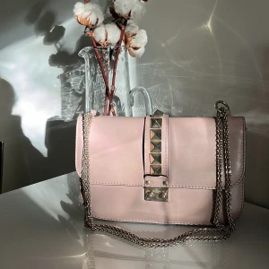Valentino väska - Säljer nu min superfina valentino glamlock väska i storlek medium💕 Väskan är sparsamt använd och  bra skick! Det förekommer några små skavanker, bild skickas vid intresse. Kvitto tillkommer. Skriv till mig privat för fler bilder eller frågor❤️ 