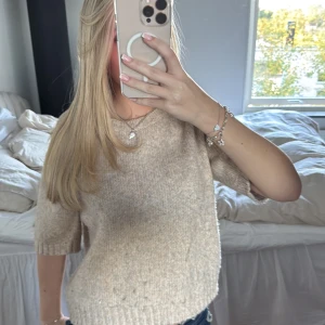 Stickad tröja - Så snygg stickad kortärmad tröja som är perfekt nu till hösten och så snygg färg! Den är lite nopprig men de är inget man tänker på och går såklart att få bort💓 Ordinarie pris är 600kr, säljer min för 400kr!