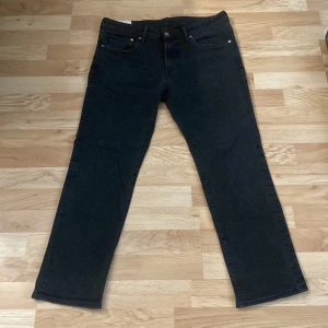 H&M byxor svart 34/30. - Snygga, stiliga byxor från H&M och i bra skick. Byxorna är använda, inga hål eller slitningar. Nypris 450kr