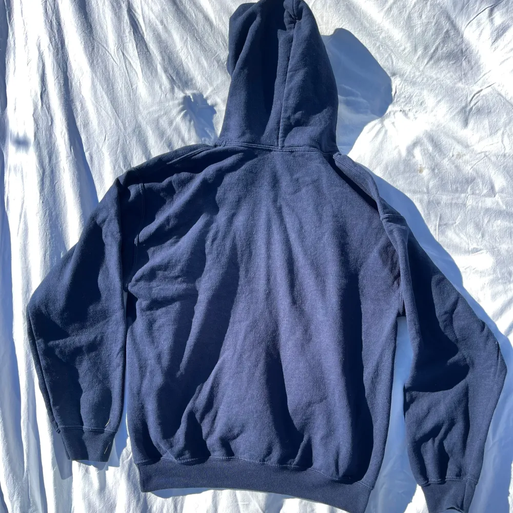 Mörkblå vintage hoodie från Gildan med stort gult 'Montana State'-tryck på framsidan. Den är i storlek M Unisex. Hoodies.