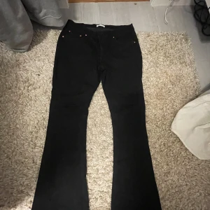 Gina tricot jeans - ORDINARIE PRIS 500! Svarta Jeans i storleken 44 svarta helt oanvända och säljer då den var förstora för mig🤗
