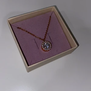 Diamant halsband från Edblad   - Halsbandet är från Edblad men Edblad märket längst ut på kedjan har åkt av men bakom diamanten står det att den är från Edblad💕