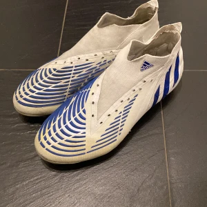 Adidas predator  - Adidas predator Elite utan skosnören. Väldigt okej skick då det finns ett litet hål som knappt märks. Då de saknar skosnören så orsakar det priset. Kom gärna med bud och tveka ej vid frågor.