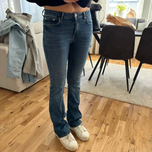 Blå bootcut jeans  - Blå bootcut jeans i jätte fint skick!! 
