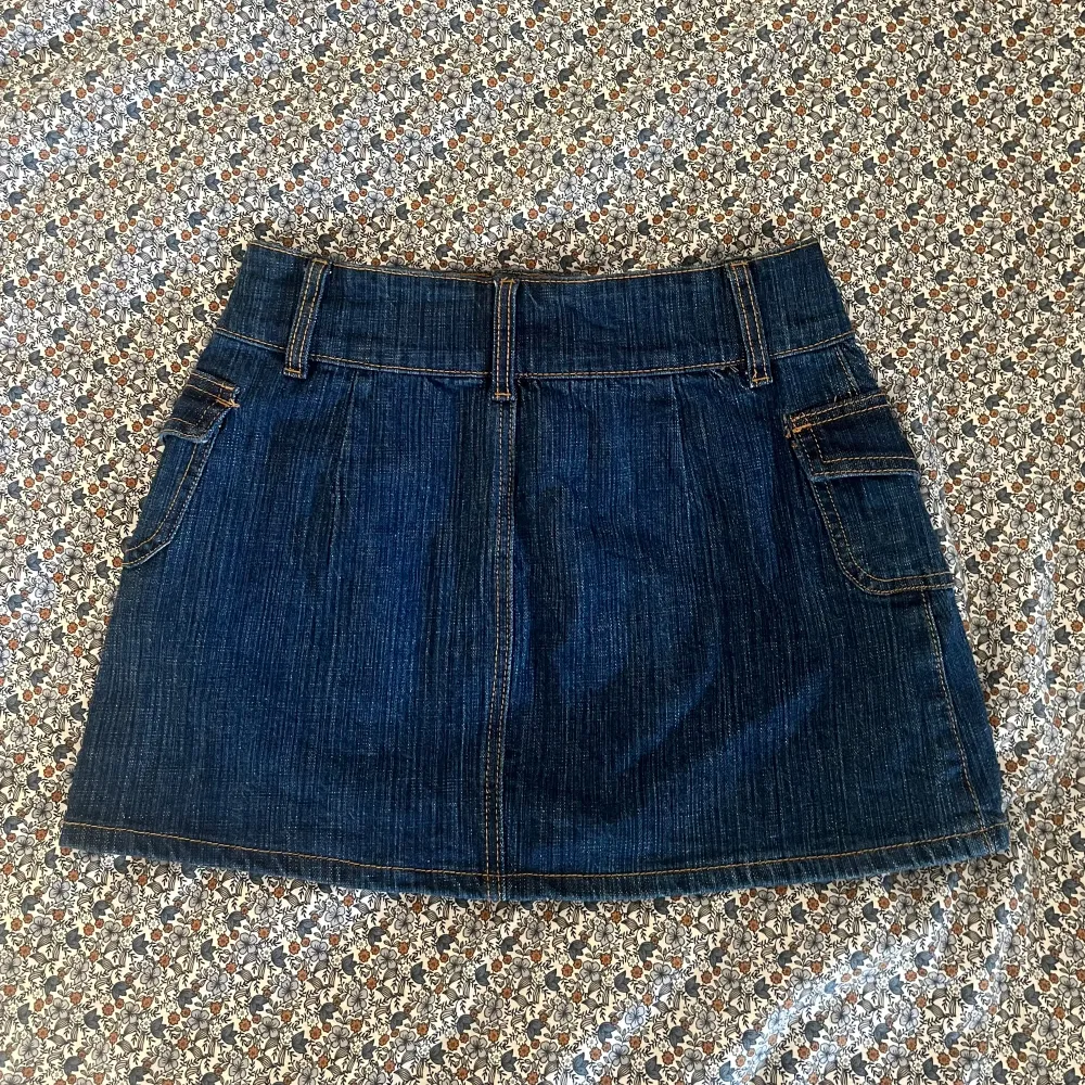 kort jeanskjol från brandy melville. aldrig använd då den inte passar bra. midjemått rakt över: ca 34 cm, längd: ca 33 cm. kan inte visa hur den sitter på för den passar inte mig :( den är one size men jag skulle säga typ xs/s. använd köp nu! 🩷. Kjolar.