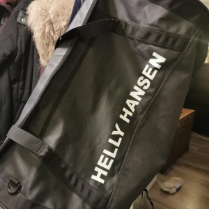 HELLY HANSEN 70L DUFFELBAG - En helly hansen duffelbag jag enbart använt ett fåtal gånger,fint skick :) 