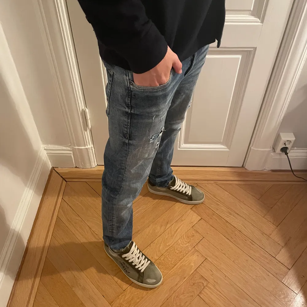 Säljer dessa Jack & Jones ripped jeans. Nypris 900kr. Hör av er vid eventuella frågor! . Jeans & Byxor.