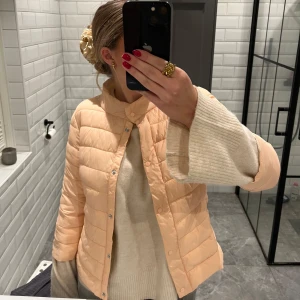 Snygg jacka! - En herno liknande jacka från amisu i strl 36/S! Färgen är lite mörkare på riktigt än på bild🥰