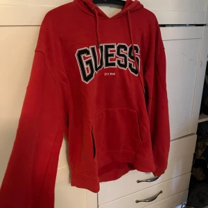 Guess hoodie - Passar en S