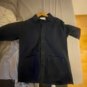 En oanvänd overshirt i storlek medium säljer pga av att jag ska köpa en ny overshirt då denna var lite för stor för mig helt oanvänd perfekt nu till hösten. Färg mörkblå Skick=sprillans ny 