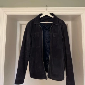 Blå jacka i mocka från Human Scales  - Fin mockajacka i blå i storlek L från Human Scales. Nypris 3000kr. 