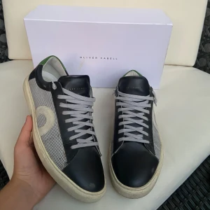 Oliver Cabell - INTRESSEKOLL på dessa snygga och sällsynta Oliver Cabell skor! Nypris 3000+ tullavgifter på omkring 600kr. Skick 8,5/10! Slitningarna är fabriksgjorda. Hör av er vid funderingar.