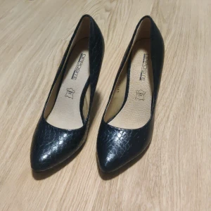 Läckra pumps - Snygga pumps med mönster.  Helt oanvända då de är för små för mig. 