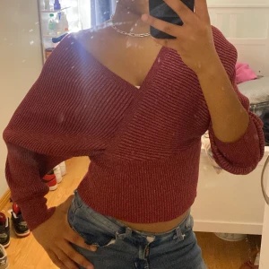 glittrig vinröd omlottröja - en fin omlottröja, super bra skick, Osäker vart jag köpte den ifrån. Storlek S, passar XS Kan bli off shoulder också