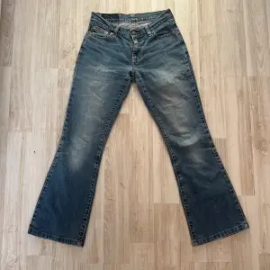 Säljer ett par vintage levis jeans i perfekt skick som tyvärr inte passar mig, därav inga bilder med jeansen på! Skriv priv för måtten🥰