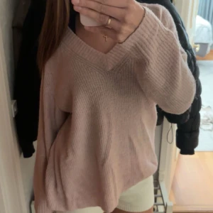 Rosa stickad tröja💕 - Även denna är sparsamt använd och väldigt söt och mysig tröja💕