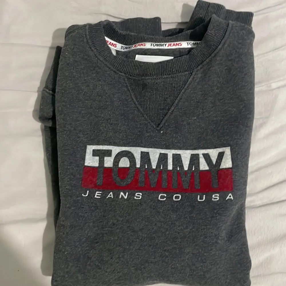 Hej jag säljer min Tommy hilfiger tröja i st xs som nu är för liten men den passar även S. Ny är värd ca 900, priset kan diskuteras vid en snabb affär. . Hoodies.