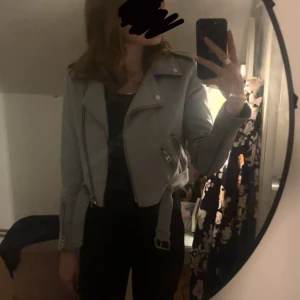 Bikerjacka zara - Jackan är lite åt de gråblåa hållet beroende på ljus, andvände den mycket i våras men säljer nu för att ja vill köpa i en annan färg den här gången och tror inte ja kommer andvända så mycket💕 bara att skriva för mer bilder!