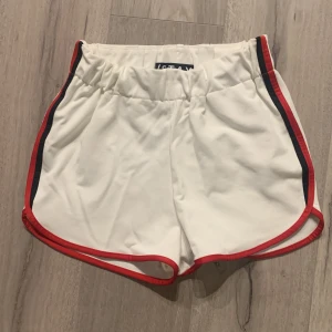 Shorts  - Bra skick, knappast använda ! 