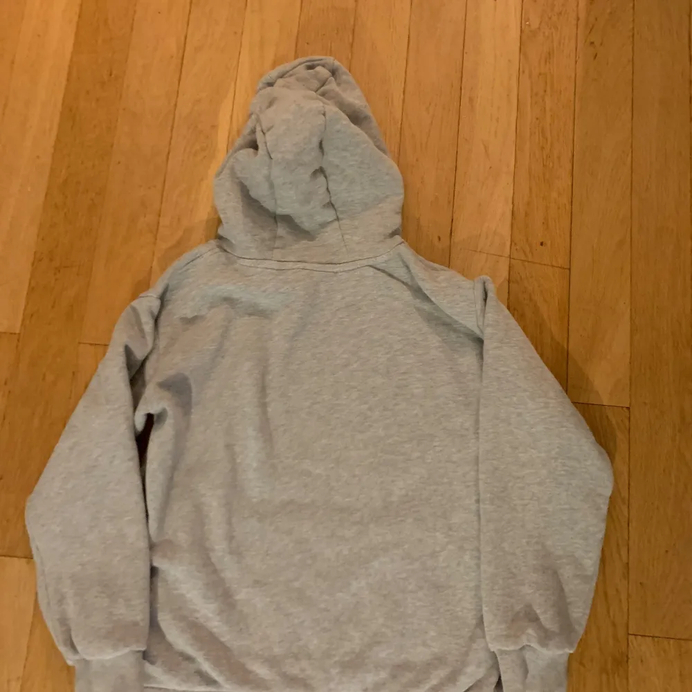 Nästan helt oanvänd Lacoste hoodie. (Använt 3 gånger) Köpt från Zaalando för ca 800kr, säljer för 350kr. Säljer den för att jag inte använt den och köpte fel färg. Skriv gärna vid frågor eller mer bilder! Jag är 158 och den passar ända från 153-160.. Hoodies.