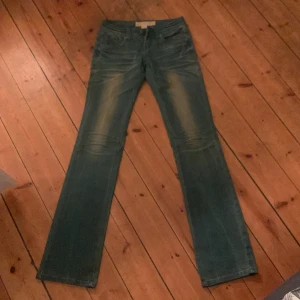 Skit snygga vintage jeansssss - Säljer dessa sjukt snygga vintage jeans som tyvärr är för små för mig men är skit snygga! En unik färg men även lätt att styla! Jag är 158 och det går över mina skor. Skriv till mig för fler frågor!❤️