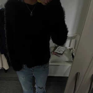 Fluffig tröja - Svart, fluffig och så mysig tröja, från Gina, storlek M, jag ör en S för preferens 