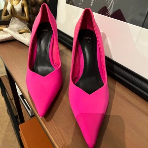 Supercoola zara klackar - Säljer dessa skitsnygga zara klackar, tyget på klackarna har lossnat ( se bild ) men tror säkert att det är något man själv eller en skomakare kan fixa💕💕💕  